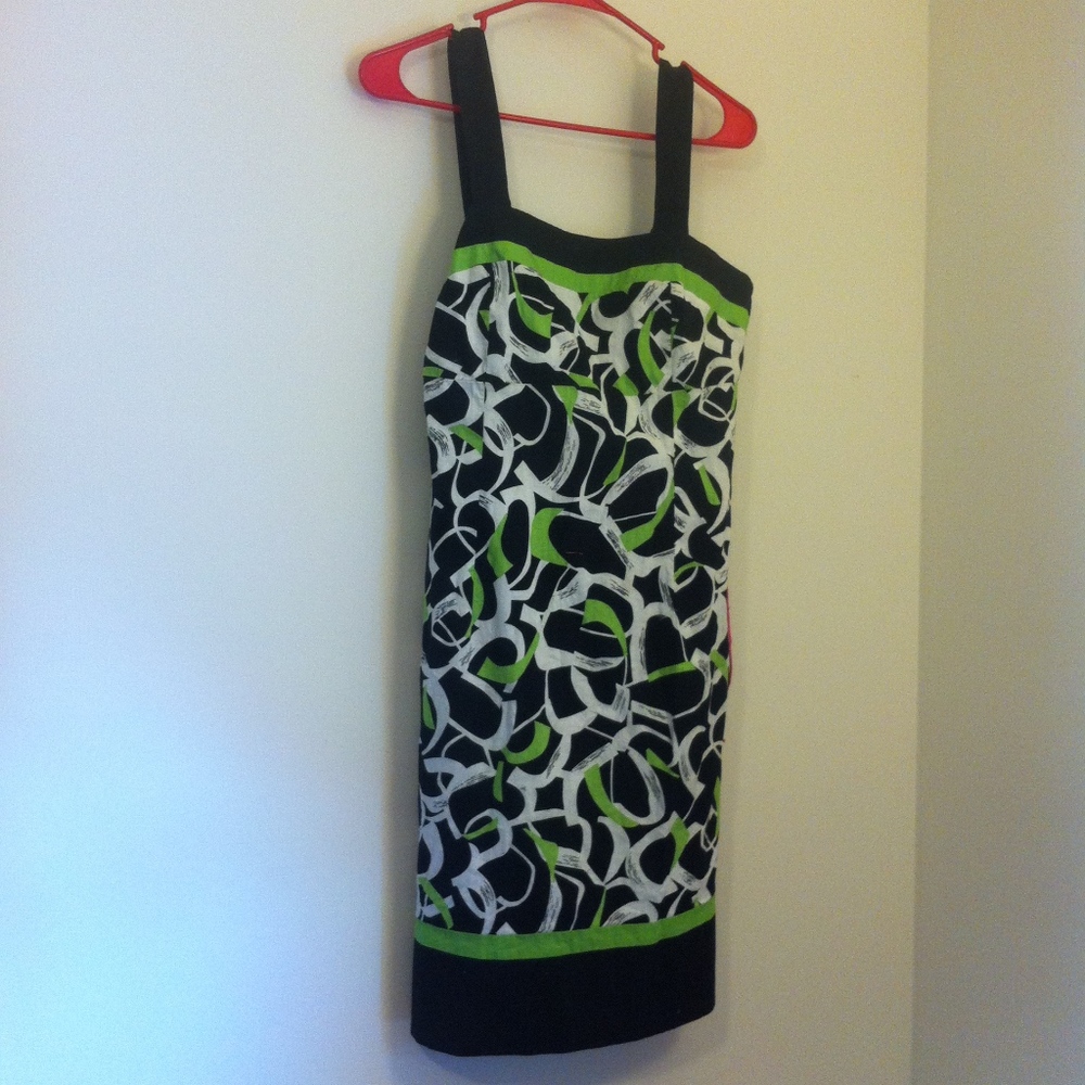 Karin Stevens Green, White Black Sleeveless Dress